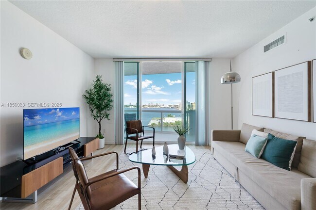 Foto del edificio - 7910 Harbor Island Dr