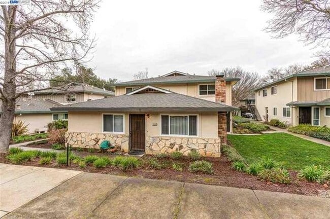 Building Photo - $2,590 - THE NICEST FIRST FLOOR CONDO IN P...