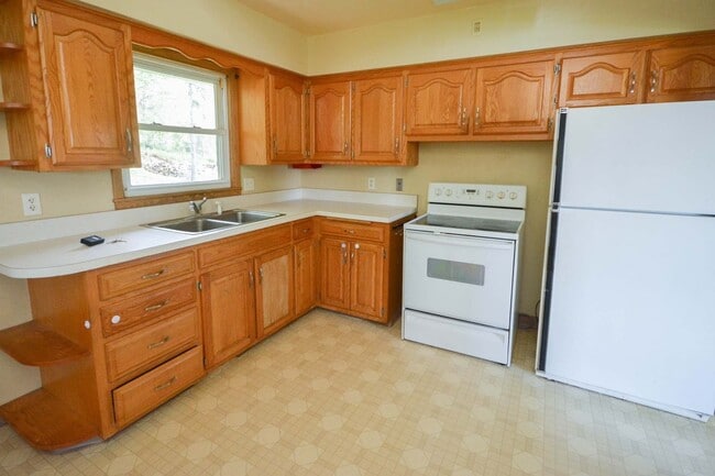Building Photo - This 3 Bedroom 1 Bath is Ready to be Your ...