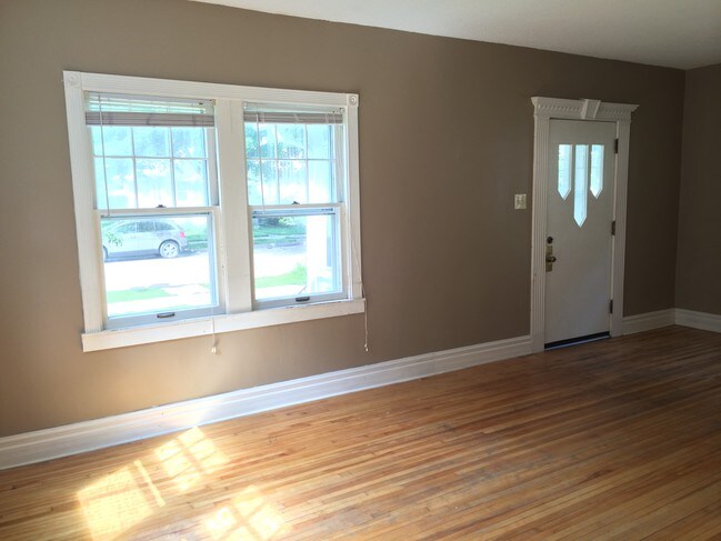 Living Room - 890 20th Ave SE