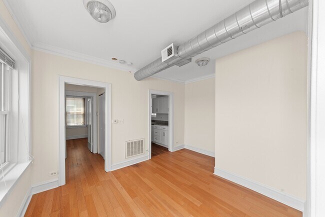Foto del edificio - 2349 N Drake Ave