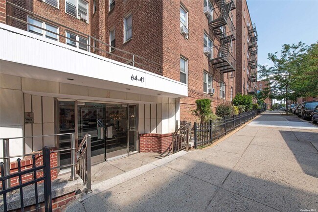 Building Photo - 64-41 Saunders St