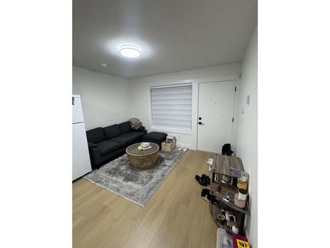 Photo du bâtiment - 16935-1690A 0A Ave