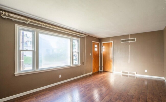 Building Photo - 204 W Garfield Ave