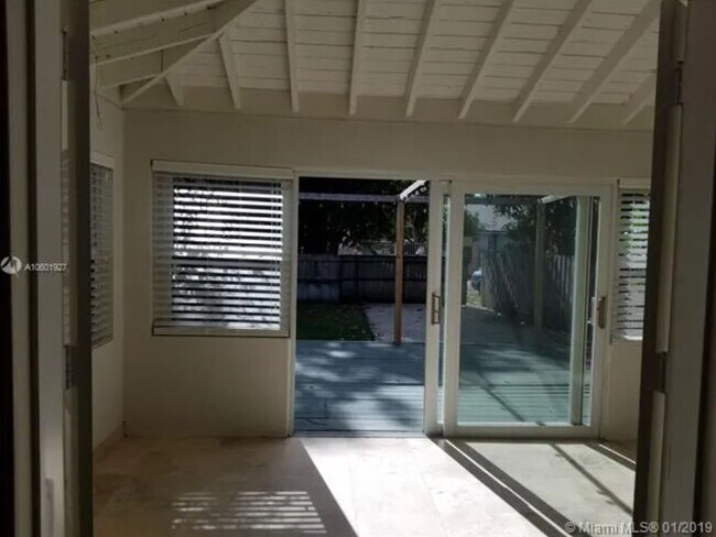 Foto del edificio - 4630 SW 12th St
