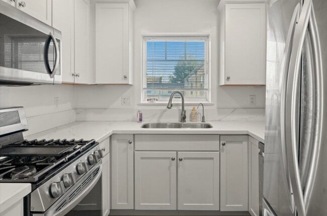 Building Photo - Downtown Santa Barbara 2 Bedroom