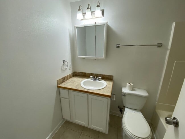 Building Photo - Downtown 2 bedroom ground floor apartment