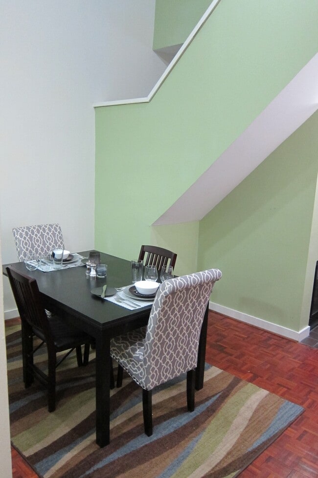 Dining room w/ vaulted ceiling - 774 S 3rd St