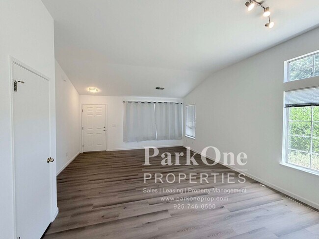 Foto del edificio - Beautifully Updated Home with Spacious Backyard in Concord!