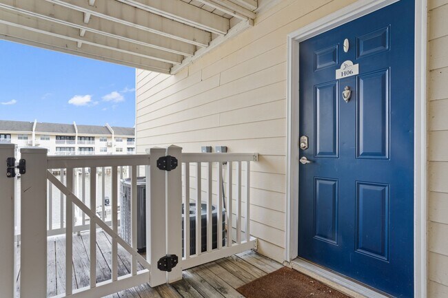 Foto del edificio - Welcome to Harbor Landing Condominiums — where coastal living meets convenience!