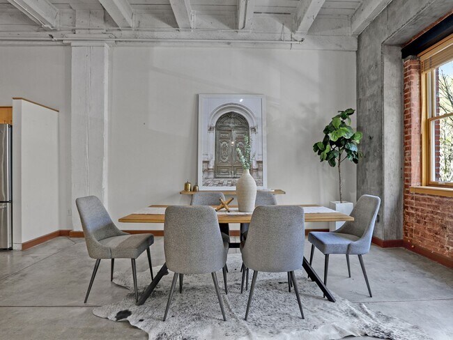 Foto del edificio - Historic Chown Pella Building - east facing Pearl District loft w/parking/rooftop deck