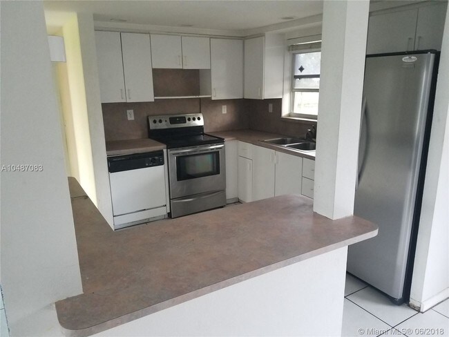 Building Photo - 2340 Oleander Dr