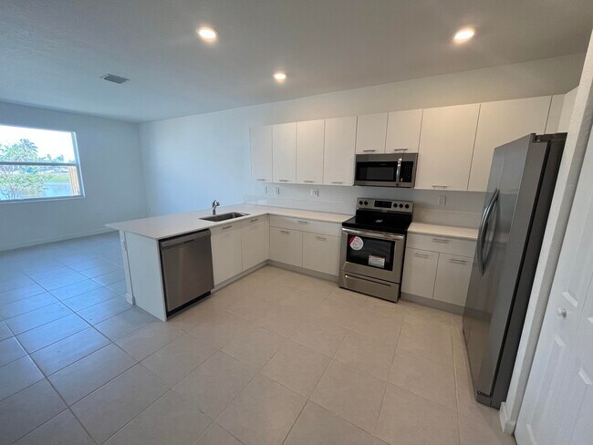 Foto del edificio - 12910 NW 23rd Pl
