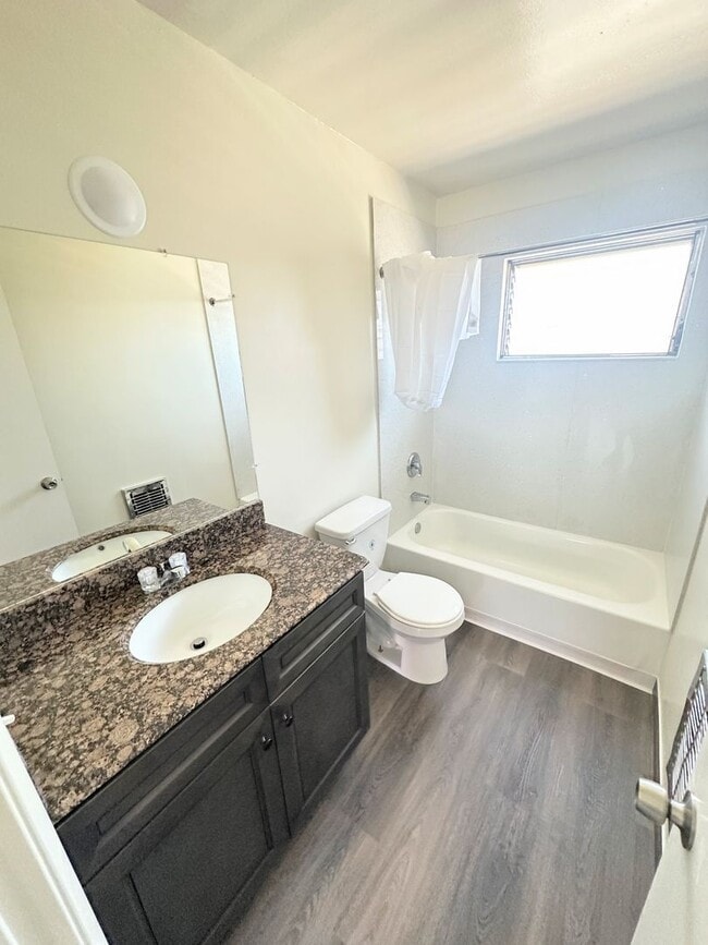 Building Photo - Nicely updated 1bd/1ba with parking included! Laundry on site!!