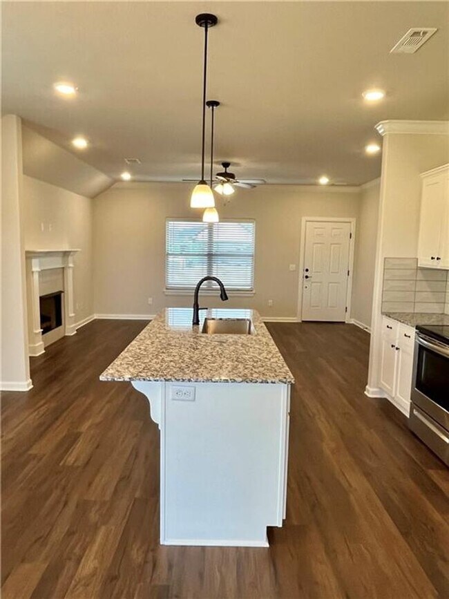 Foto del edificio - Modern 3-Bed, 2-Bath Home with Fenced Yard