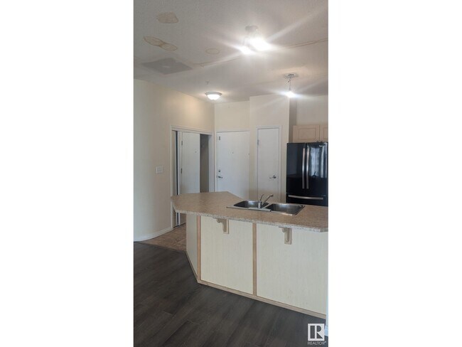 Photo du bâtiment - 4304 139 Ave NW