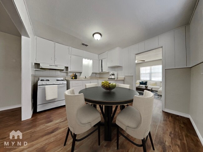 Building Photo - 108 N Avenue V