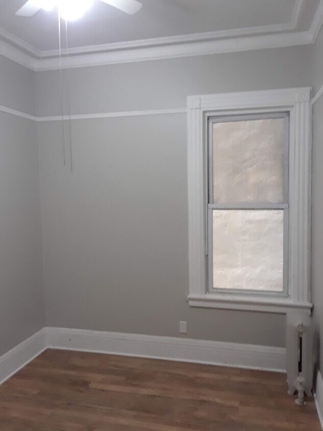 Queen sized bedroom with closet - 626 Crescent Ave