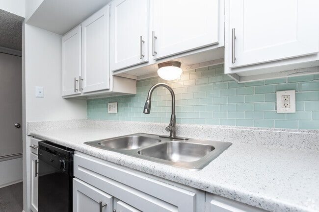 2BR, 2BA - 998SF Kitchen - Chestnut Park