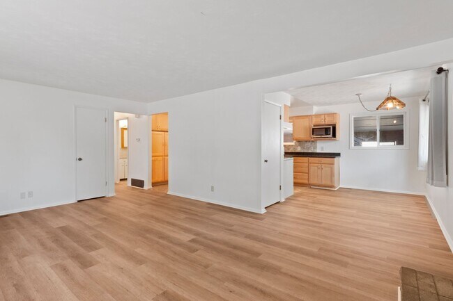 Building Photo - Updated 5 bed 2 bath home centrally locate...