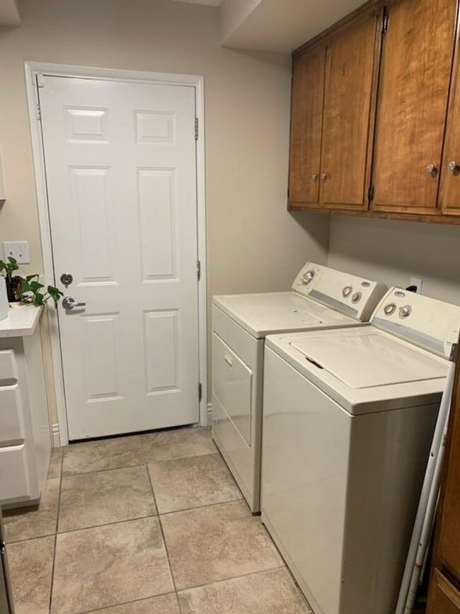 Building Photo - Two Bedroom Two Bathroom Duplex in Hemet!