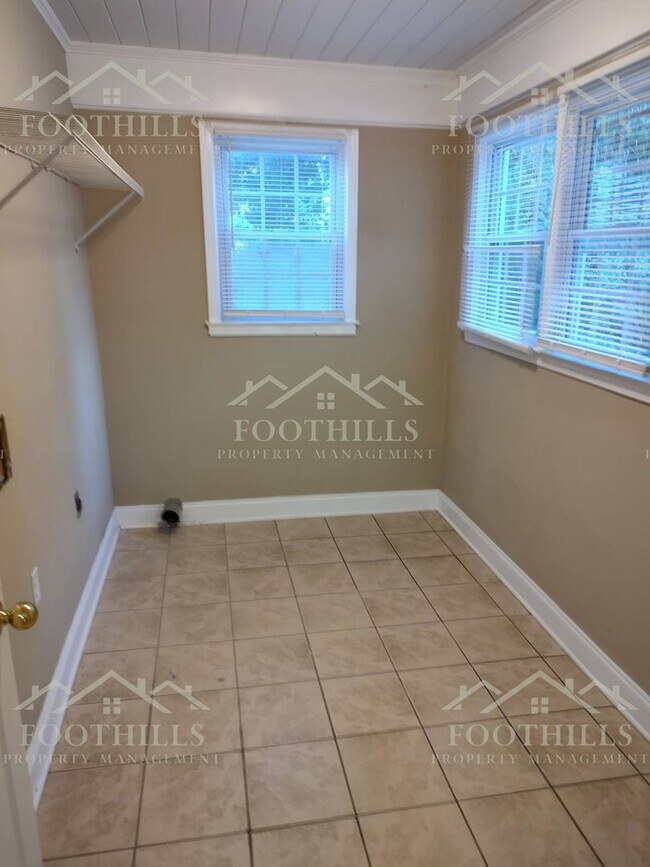 Foto del edificio - 3-Bed Ranch with Spacious Yard and Modern ...