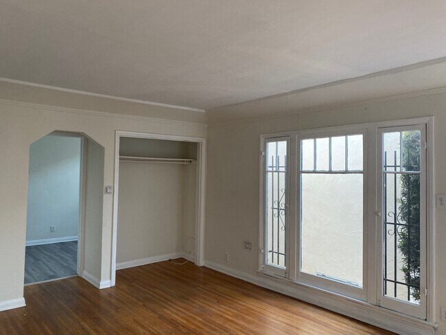 Building Photo - 526 1/2 N Sweetzer Ave