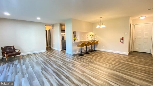 Building Photo - 403 Hickory Cir