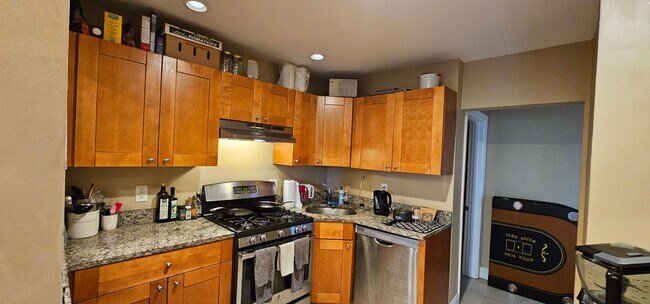 Building Photo - POPULAR OFF-CAMPUS CHOICE! Desirable Stree...
