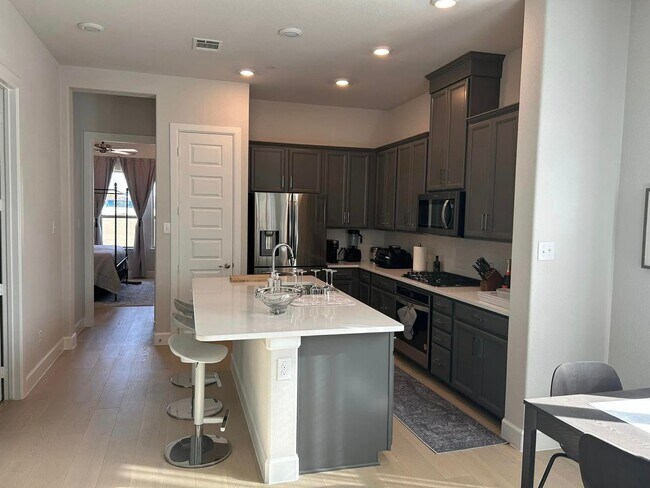 Building Photo - Furnished Townhome built in 2022