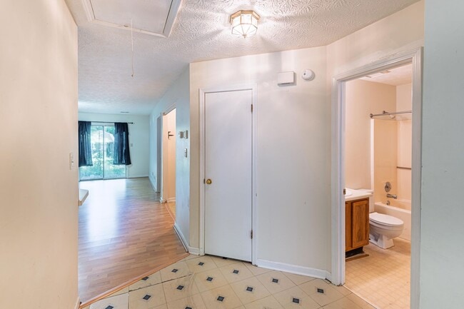 Foto del edificio - Updated 2BR Townhome Near Clayton State with Fenced Yard