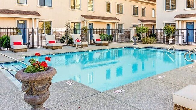 Building Photo - GATED BILTMORE/ARCADIA Awesome Poolside To...