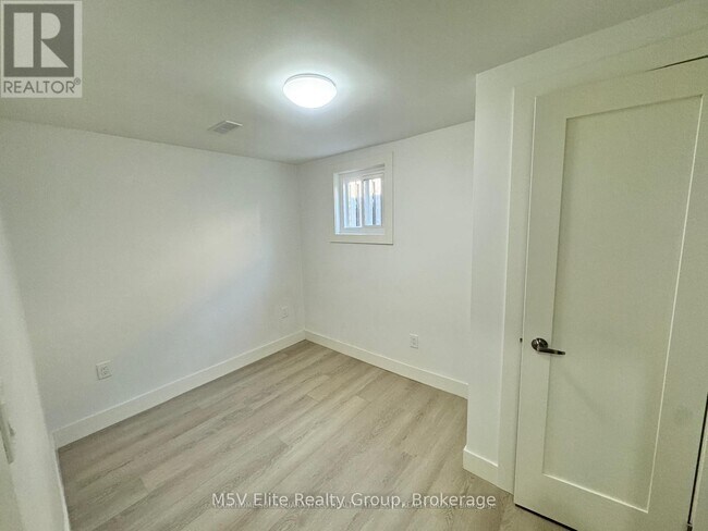 Photo du bâtiment - 3276 Victory Crescent