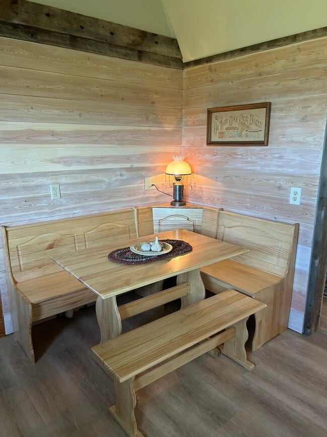 Foto del edificio - Farmhouse on 20 acres- Fully Furnished Ava...