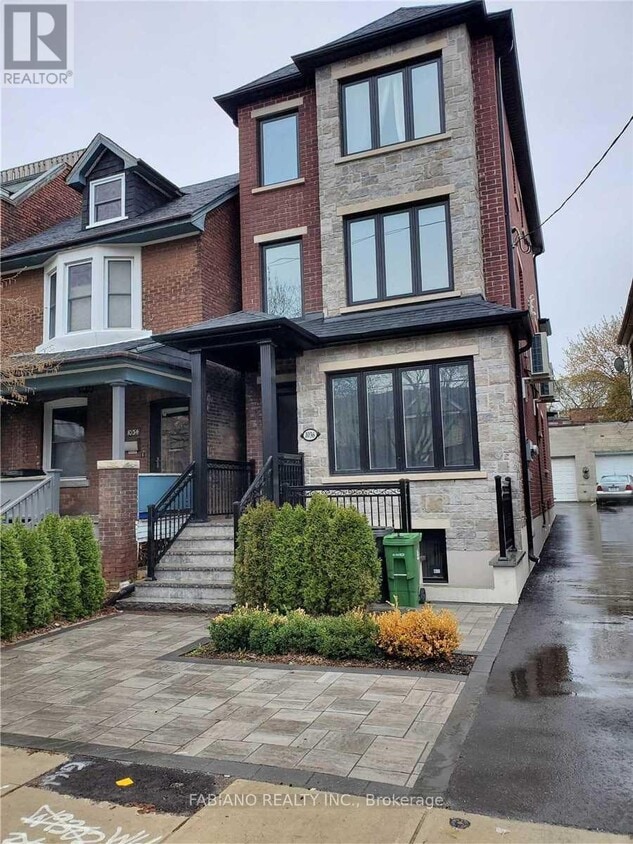 Primary Photo - 1036 Dovercourt Rd
