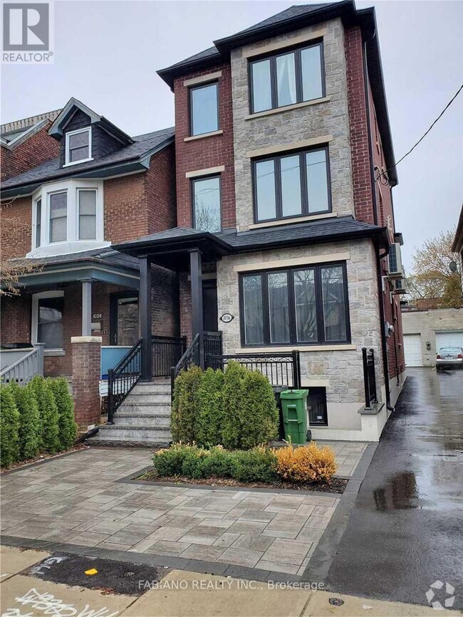 Building Photo - 1036 Dovercourt Rd