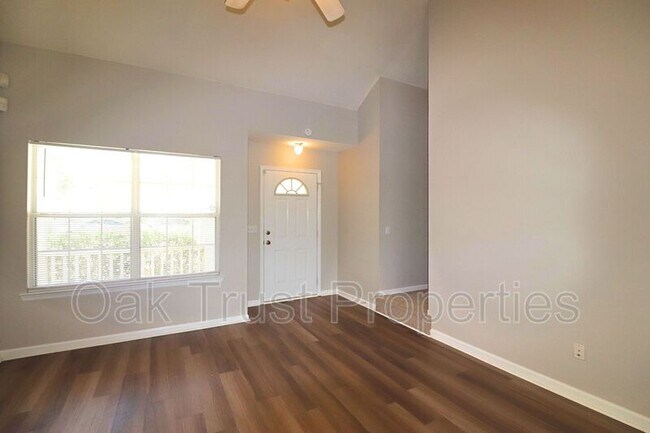 Foto del edificio - 294 Hastings Dr