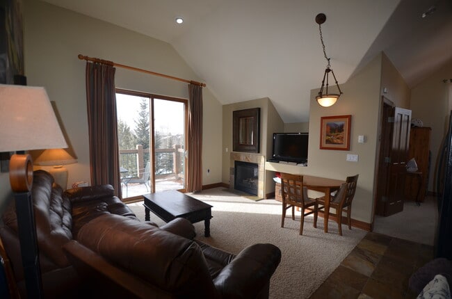 Building Photo - Highlands Green Lodge! Updated One Bedroom close to Main Street! SUMMER ONLY RENTAL!