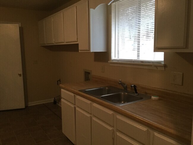 Foto del edificio - Amazing Ranch Style Home Available For Imm...