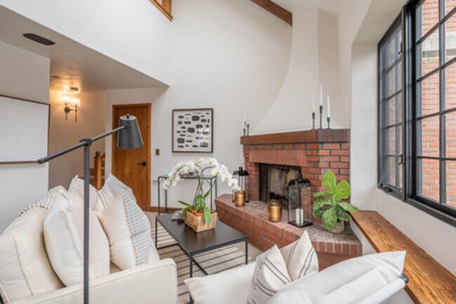 Building Photo - 1 Bed Condo in the Heart of Carmel-by-The-...