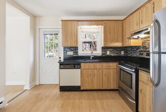 Building Photo - 453 Pond St