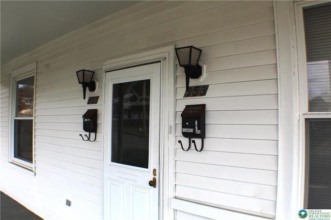 Building Photo - 353 N 6th St