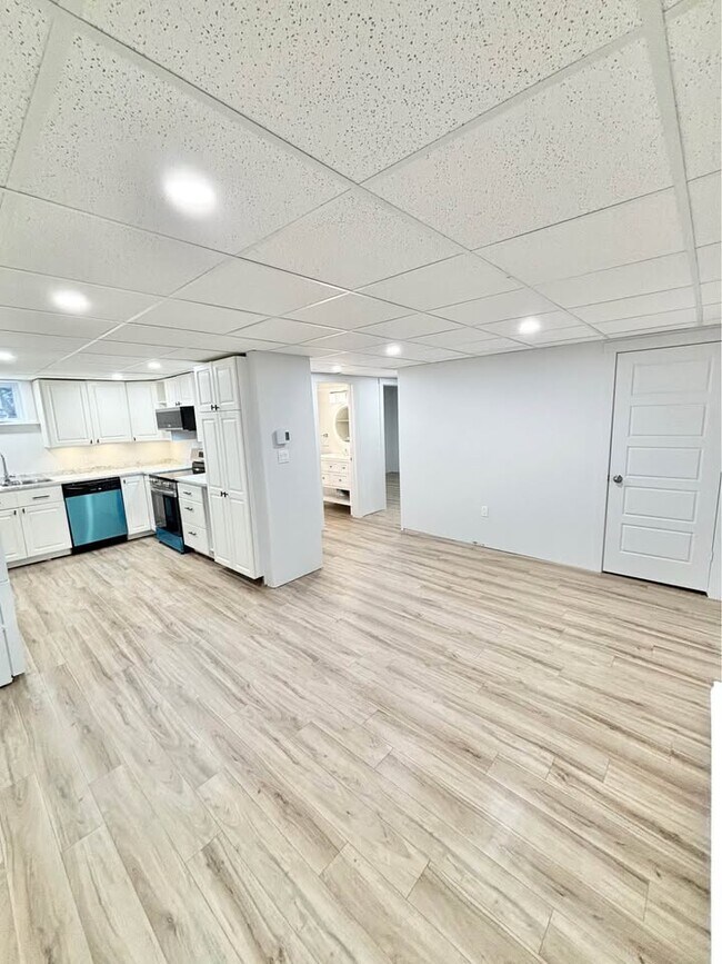 Building Photo - 2 Bed 1 Bath Apartment