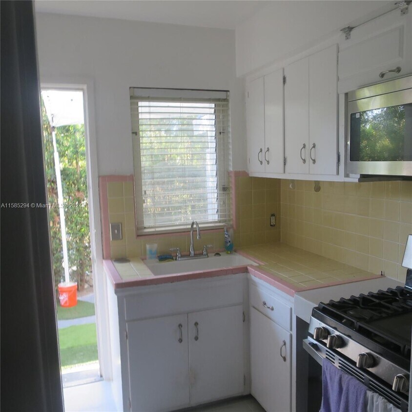 Primary Photo - 837 W 40th St