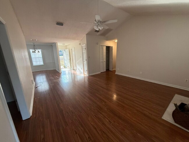 Foto del edificio - 3236 Lord Murphy Trail