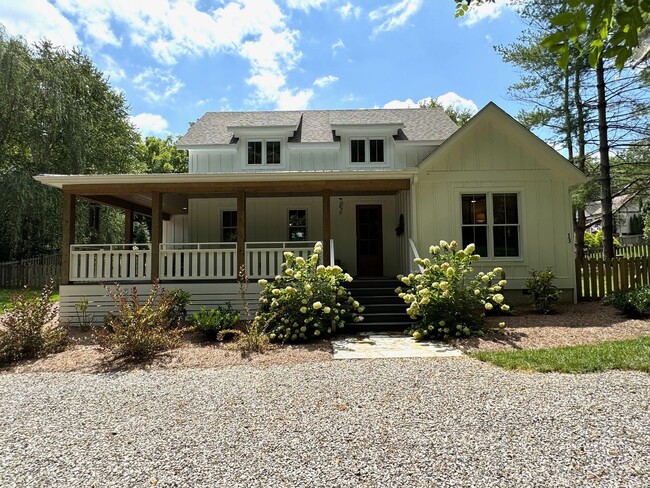 Building Photo - Weaverville - Stunning Custom Build!