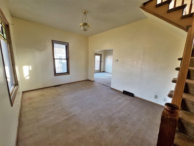 Foto del edificio - 801 E 6th- 4 bedroom house