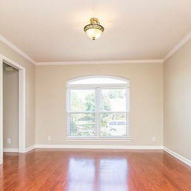 Foto del edificio - 725 Kingwood Dr
