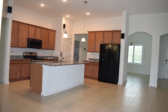 Building Photo - Gorgeous & Tropical 4 bedroom 3 Bath