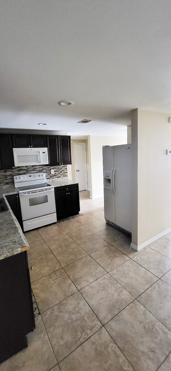 Building Photo - 7303 Country Club